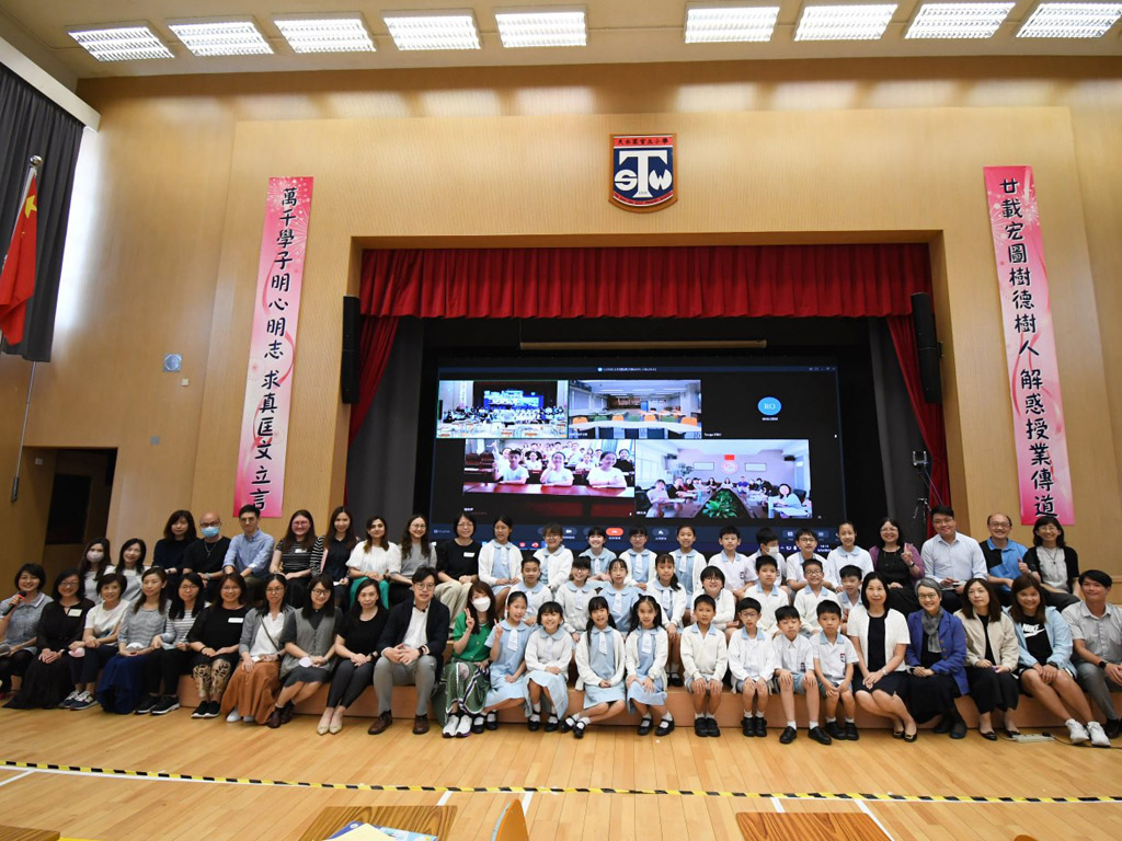 Teachers and students of the hosting and mainland primary schools with the
officers of the Language Learning Support Section