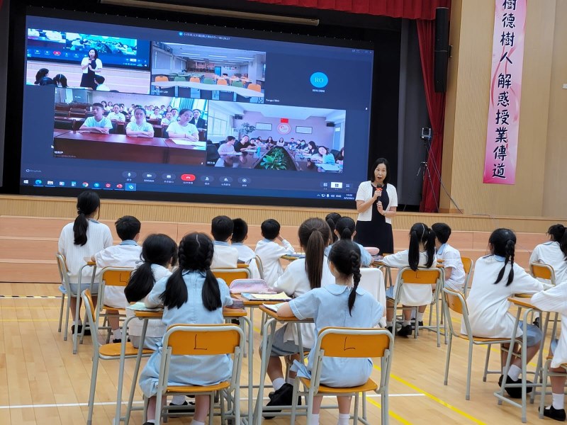 Ms Ho Wai Chun, the Principal of Tin Shui Wai Government Primary School, giving the opening speech