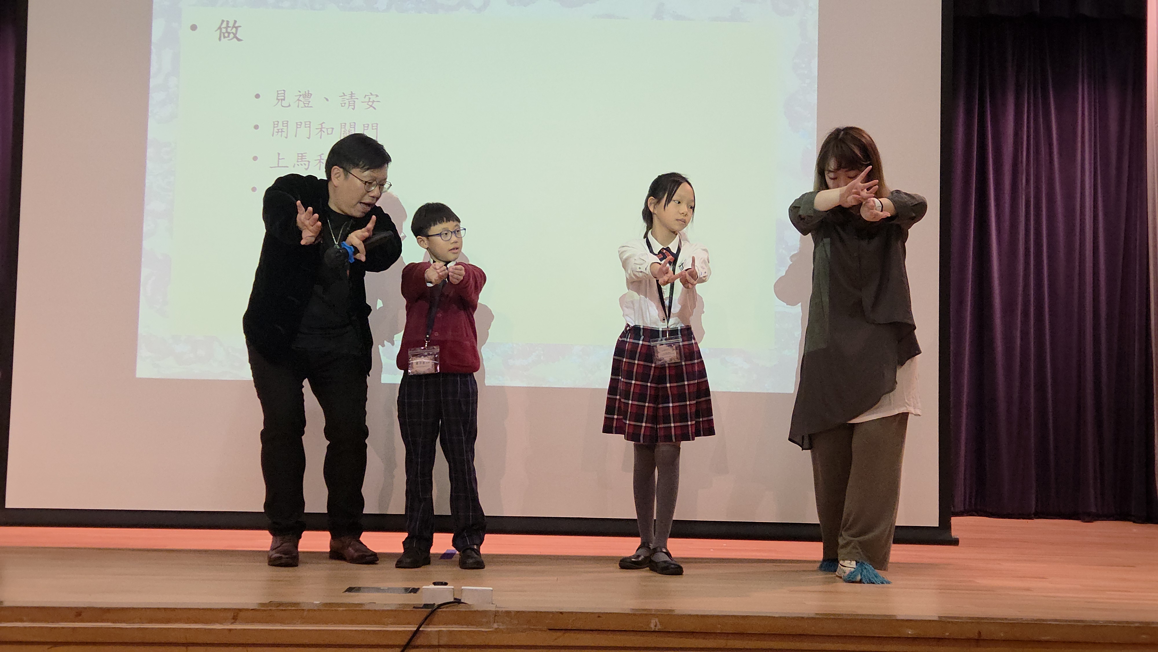 學生體驗粵劇「開門」動作