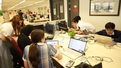 學生在辦公室學習如何應用AI 工具輔助工作1
