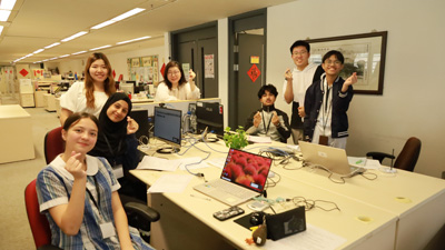 學生在辦公室學習如何應用AI 工具輔助工作2