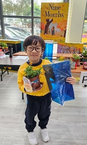 Proud winner with his plant and its greenhouse