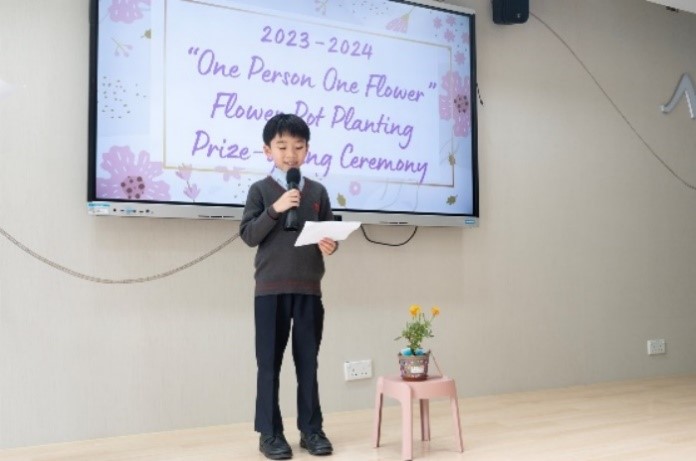 A winner sharing his experience of growing his plant in English at the Award Presentation Ceremony