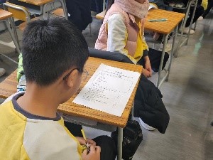 Students read a procedural text in    class before making ice cream.