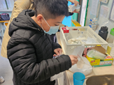 Students add the right amount of    salt into the bag of ice.