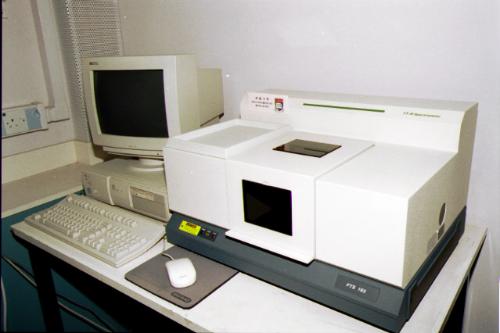  Fourier Transform Infrared Spectrophotometer (FTIR)  